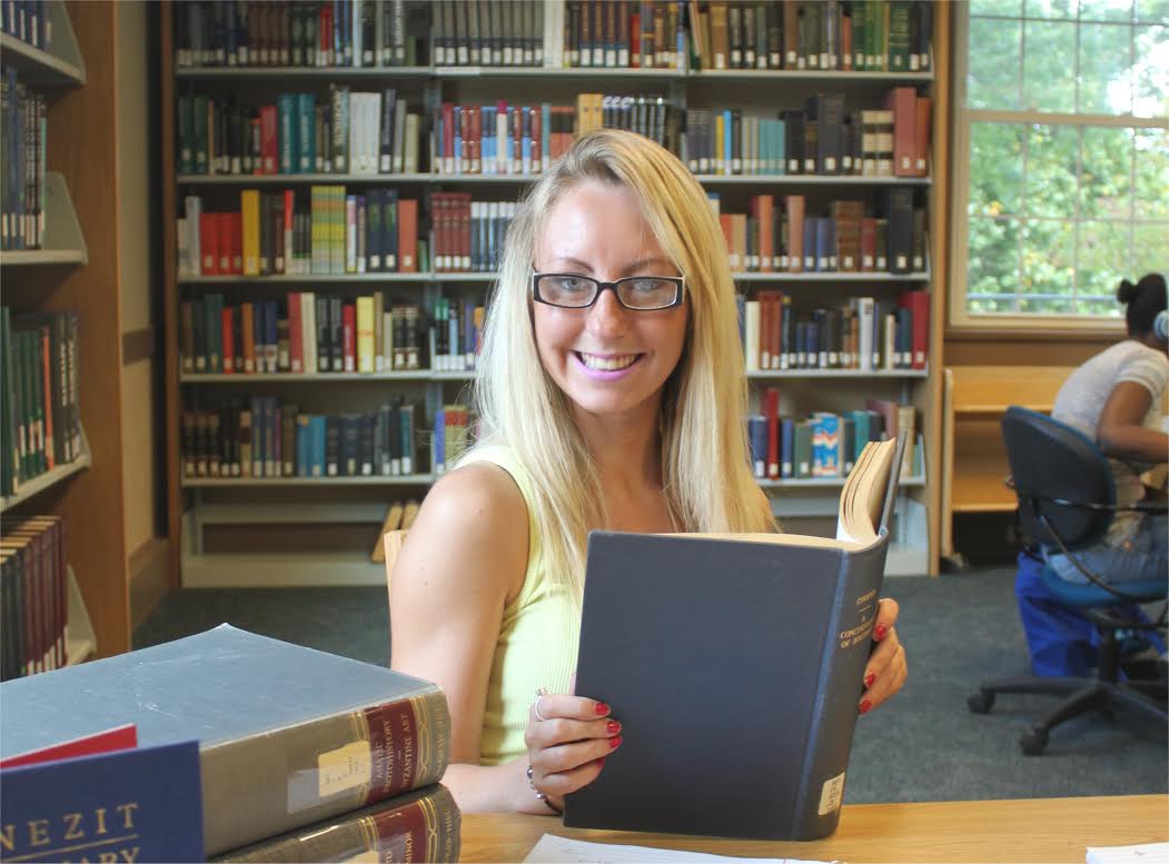 Nicole Bellinger, a senior English major, prepares for the new semester. Photo: Jenny Edengard